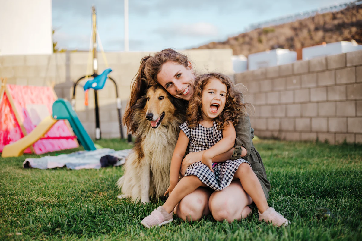 Une famille avec son chien à la maison