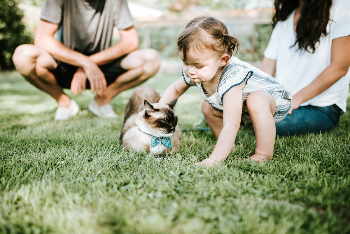 Une famille avec son chien à la maison